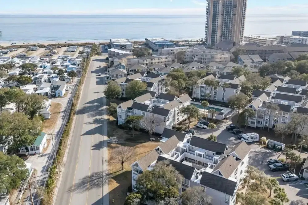 Ocean Breezes & 2 Pools: 1 Block to the Sand
