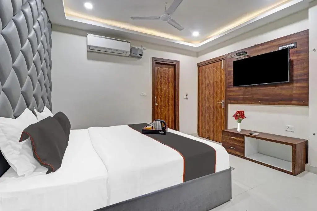 Collection O 703562 Hotel Apple Grand