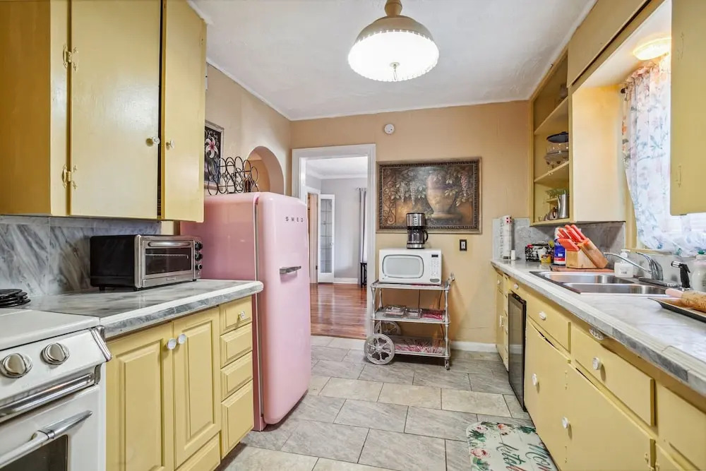 The Old Downtown Historic Grand Prairie House 4 Bedroom Home by RedAwning