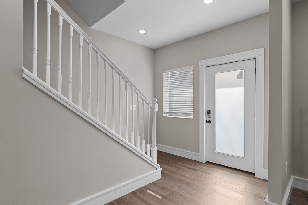 3325: Bright Urban Comfort by JZ Vacation Rentals