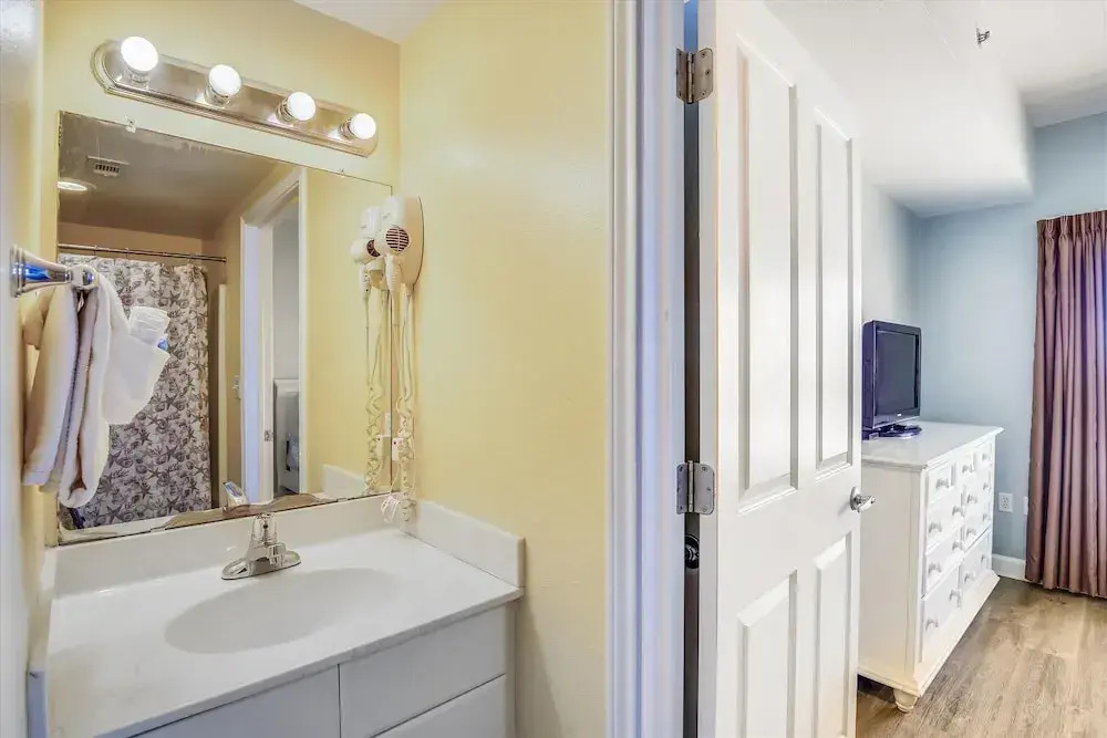 Shores of Panama 2025 - 1 Bedroom + Bunks . Reserved Parking, Free Fun! 1 Condo by RedAwning