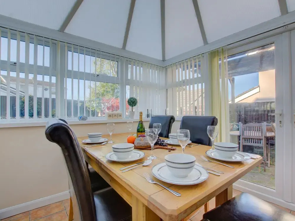 Detached Holiday Home With Beautiful Conservatory, Decorative Fireplace, and Charming Garden