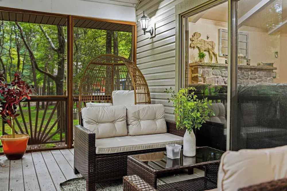 Frolic on Fern by Avantstay Enclosed Deck w/ Forest Views, Bar