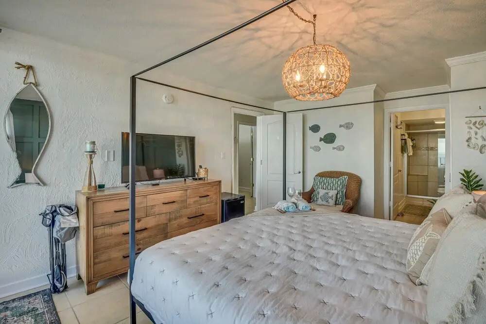 Walk to Shore! Top-floor Daytona Beach Condo
