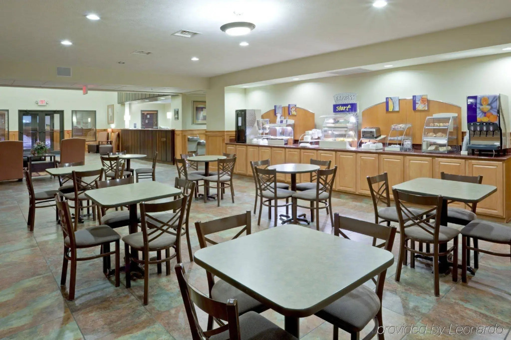Holiday Inn Express & Suites Lincoln South by IHG