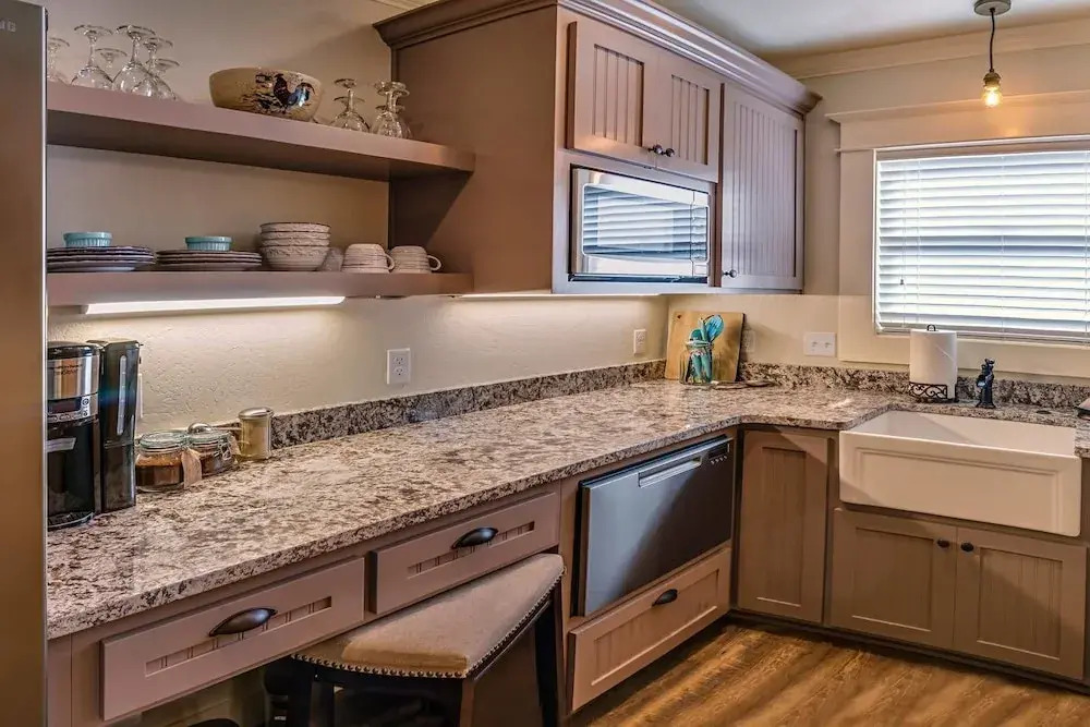Redtail Suites ~ Entire Home ~ Sleeps 12 ~ Tesla Station