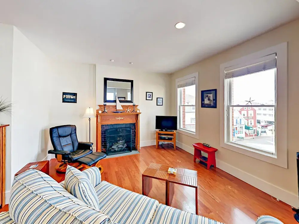 Downtown Boothbay Harbor Apartment by RedAwning
