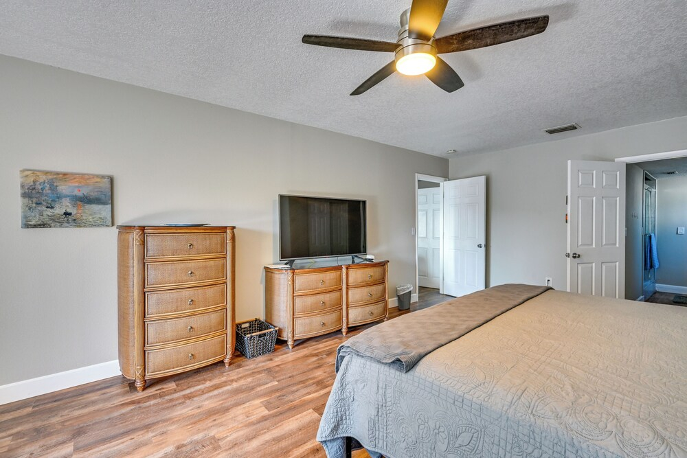 Dock & Beautiful Views! Spacious Bellows Lake Gem