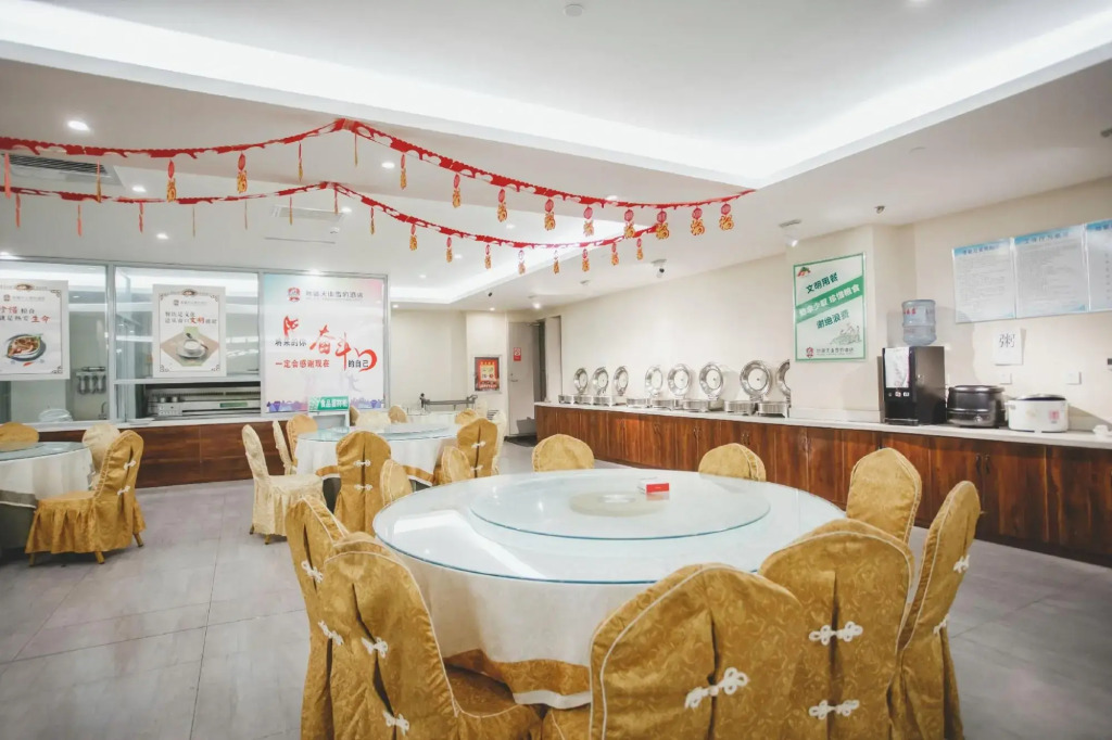 Xinjiang Tianshan Snow Leopard Hotel