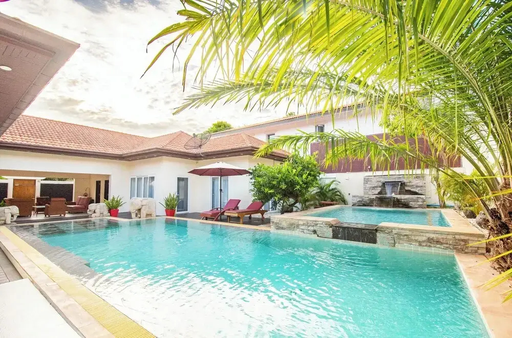 Seaside Villa 3 Pools, 2 mins walk to beach