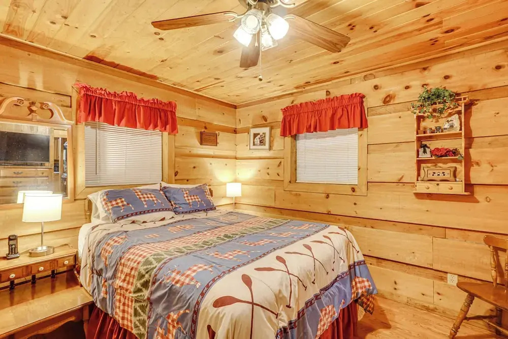 Cozy Tellico Plains Cabin w/ Large Mountain Creek!