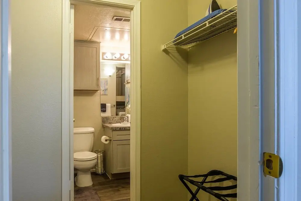 Eastside 1 & 2 BR Apts with balcony by Frontdesk