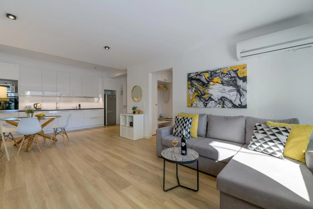 Stylish Voula Apartment with pool close to Kavouri Beach