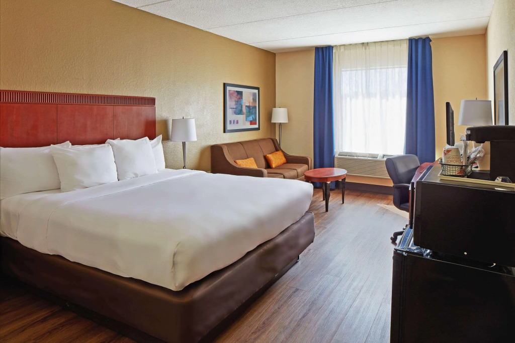 Comfort Suites Outlet Center