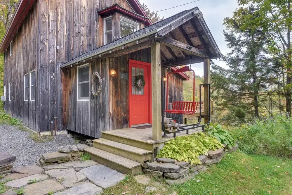 Storybook Stratton House: 3 Mi to Mount Snow!