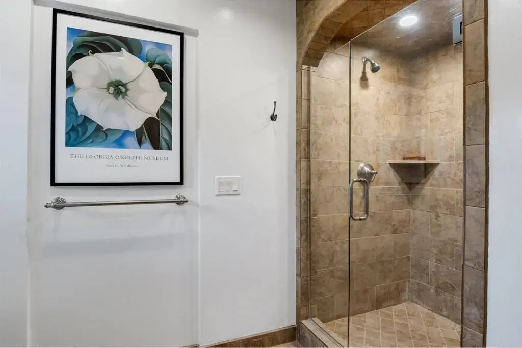 Casa O'keeffe - Five-minute Walk to The Plaza, Quiet Neighborhood, Comfort and Convenience