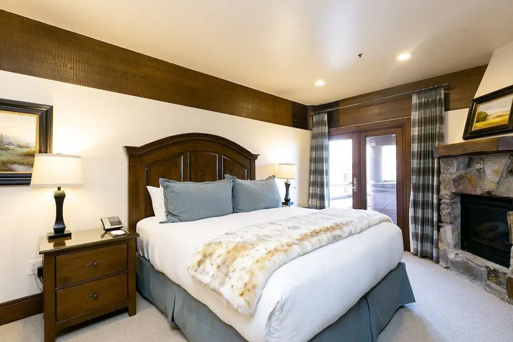 Luxury Two Bedroom Corner Suite with Mountain Views