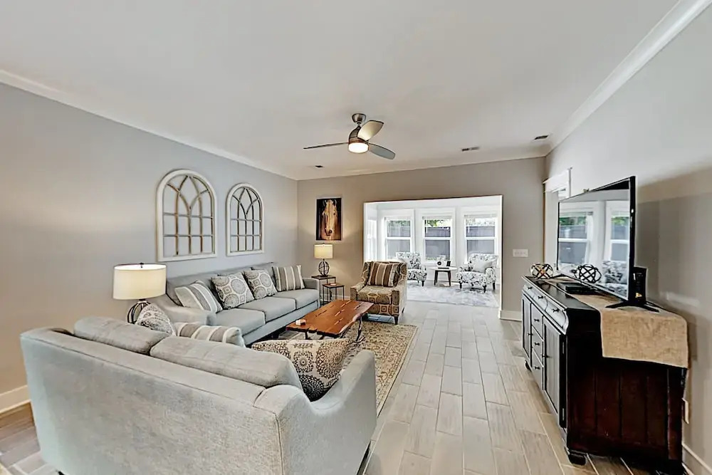 Stylish In Gated Community - Walk To Beach! 5 Bedroom Home