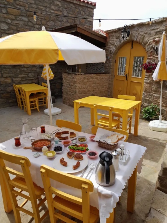 Sari Keçi̇ Taş Otel