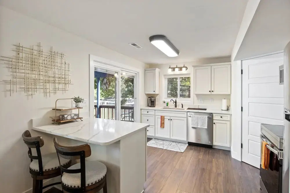 Minutes From the Strip - Nightlife and Dining!