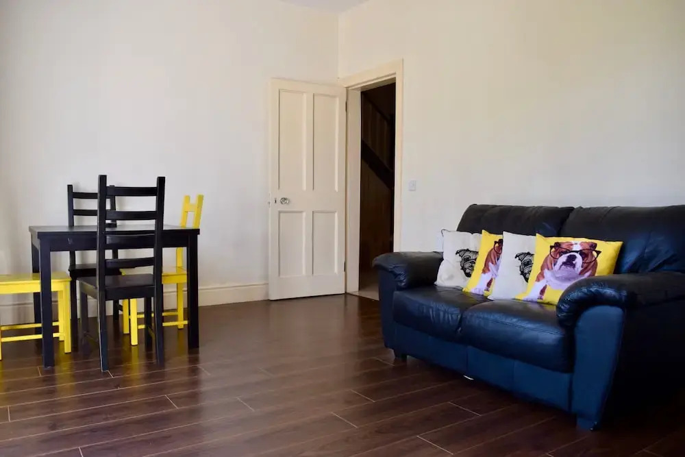 Garden 3 Bedroom Home With Parking
