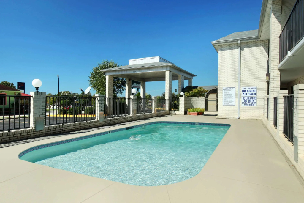 Super 8 by Wyndham Lancaster