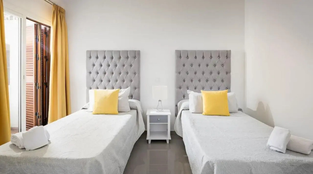 Estepona - Playa - Villa de 3 dormitorios con acceso directo a la piscina y al lado del mar Si7