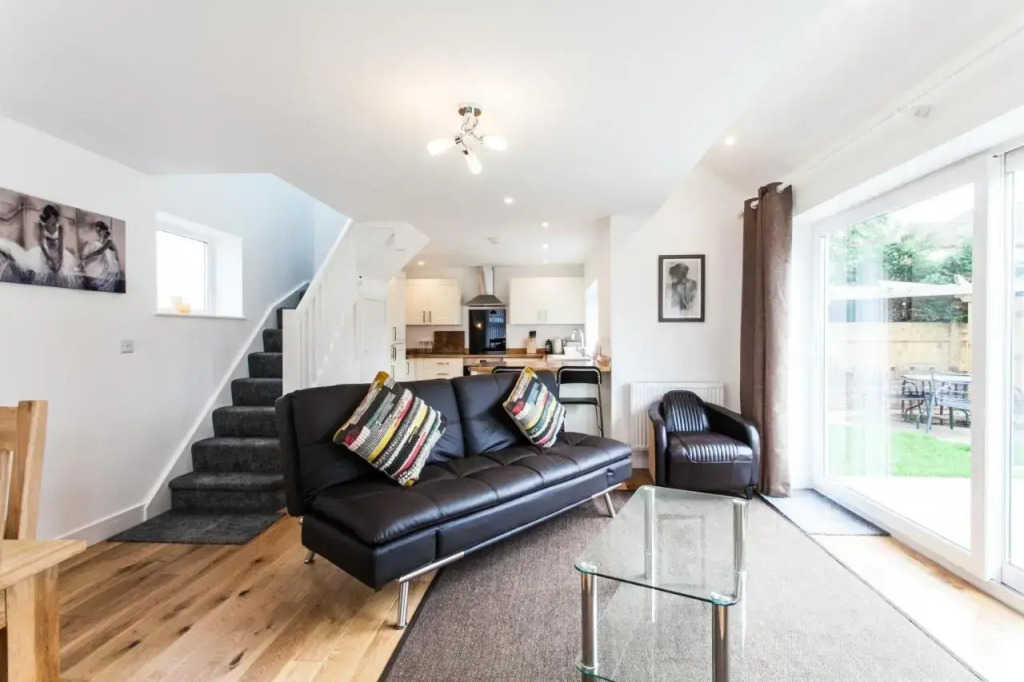 Superb Detached Coach House in Peaceful Location!