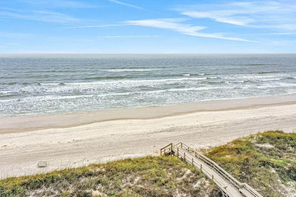 Oceanfront Condo With Pool, Grill, Central AC, Washer/dryer, & Snowbird Friendly