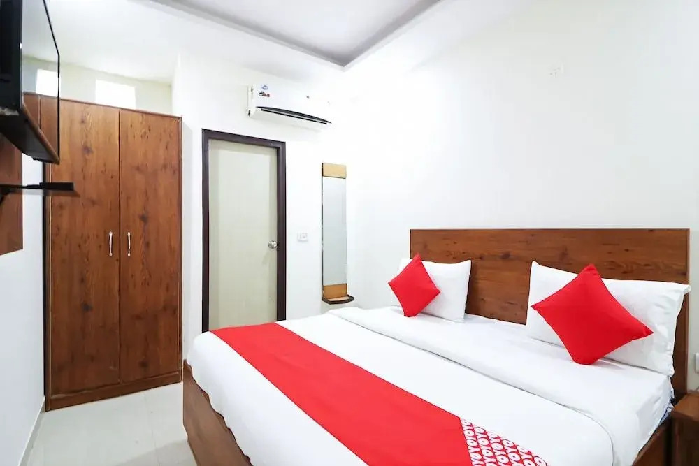 OYO 42622 Admiral Suites