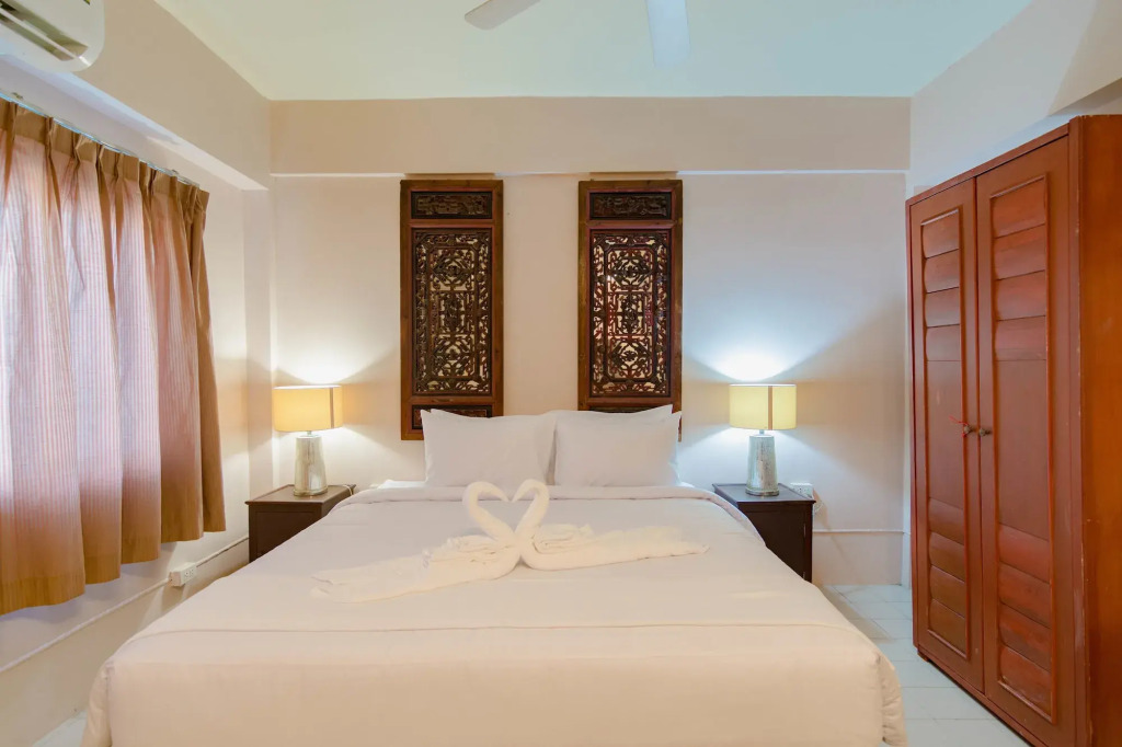 C207 Rooftop Pool & King Bed, Walk to Surin Beach