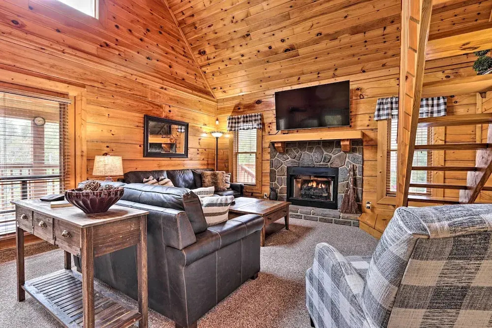 Homey Sevierville Cabin w/ Deck Near Pigeon Forge!