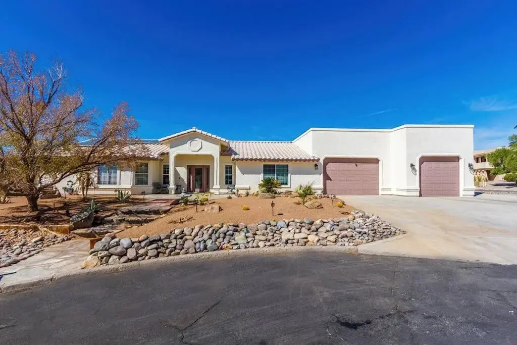 Spacious Villa in Eyeshot of the Lake! - Pets ok!