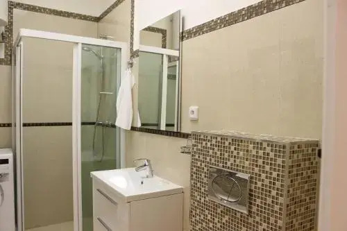 Leo Apartment
