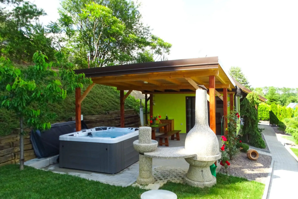 Ladybug House Nature Retreat w/ Jacuzzi - Happy Rentals