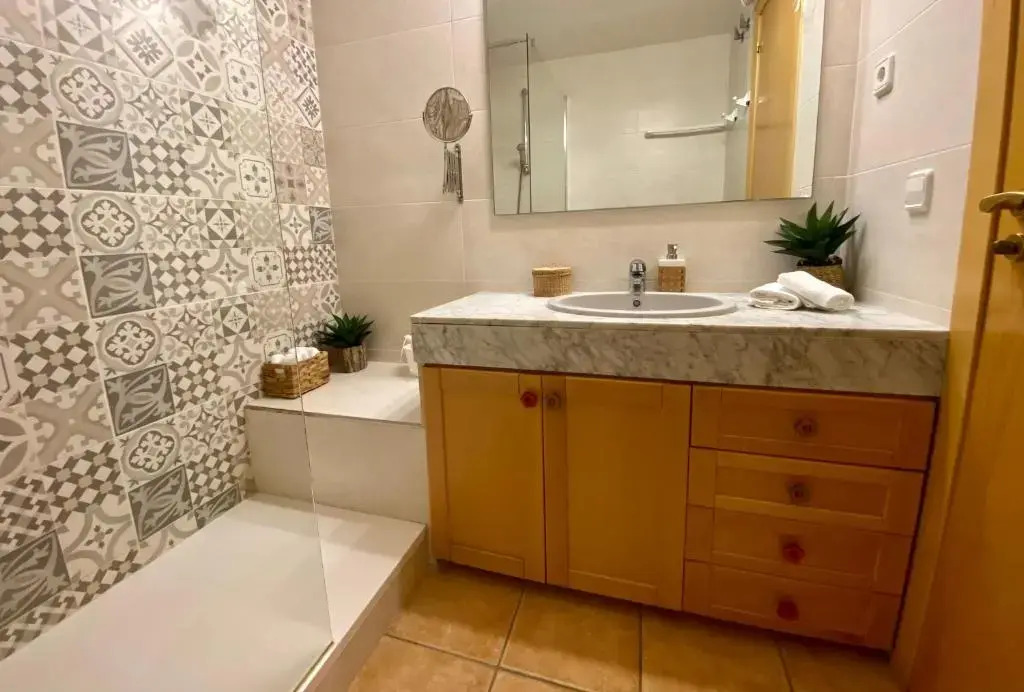 SAGARÓ SEA HOUSE-GARDEN-BARBACUE-8 PAX-SEA VIEW