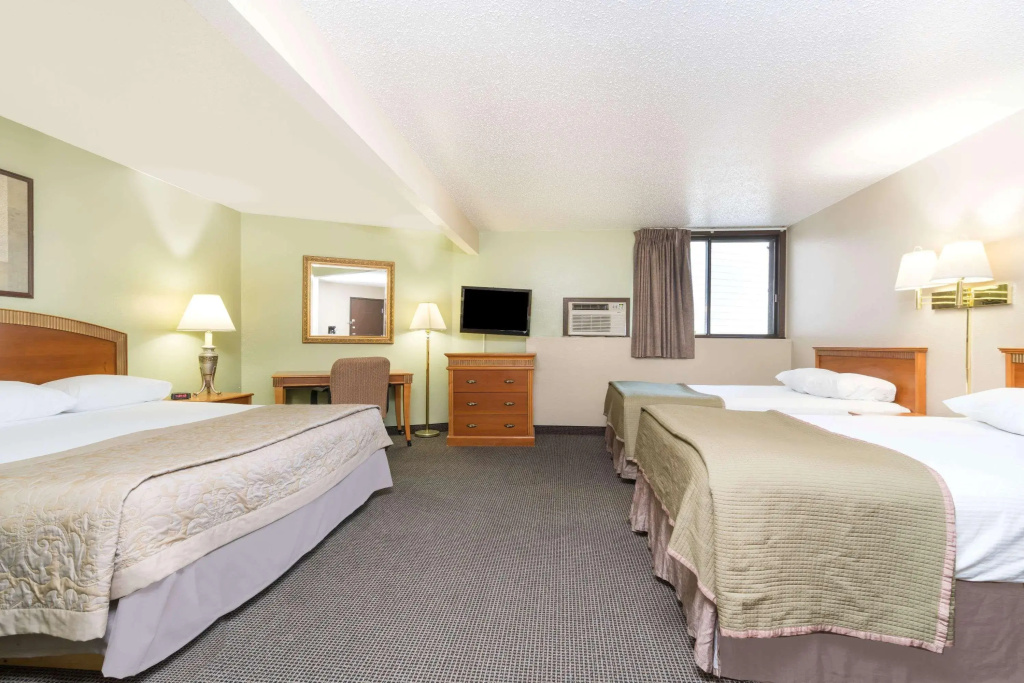 Super 8 by Wyndham Fargo/I-29/West Acres Mall