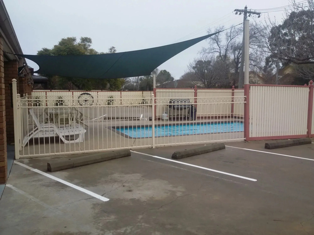 Tudor House Motel