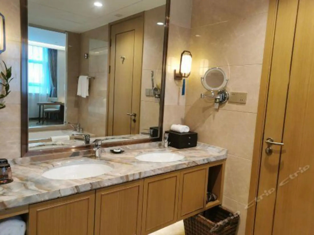 Lihua Jianguo Hotel