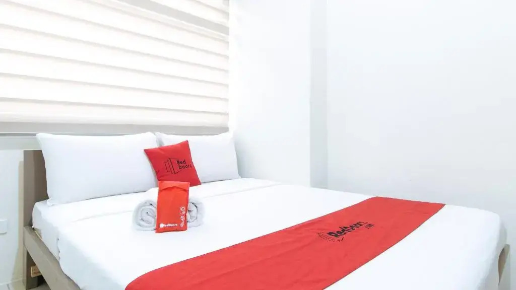 RedDoorz Plus @ Urban Deca Tower Edsa 2