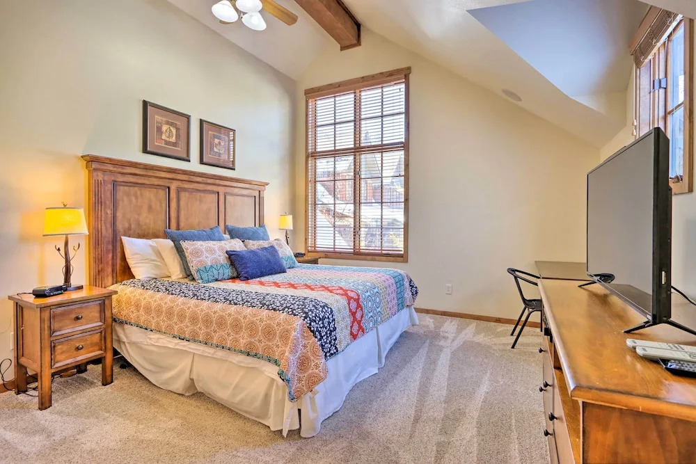 Ski-In/Ski-Out Donnelly Townhome w/ Hot Tub