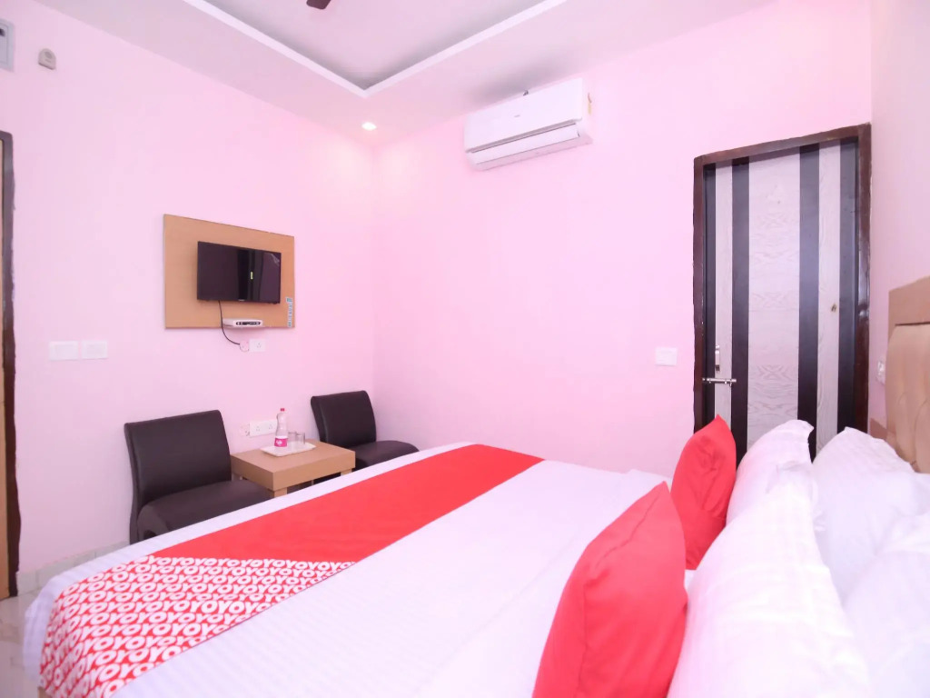 OYO 13119 Hotel Skydeep