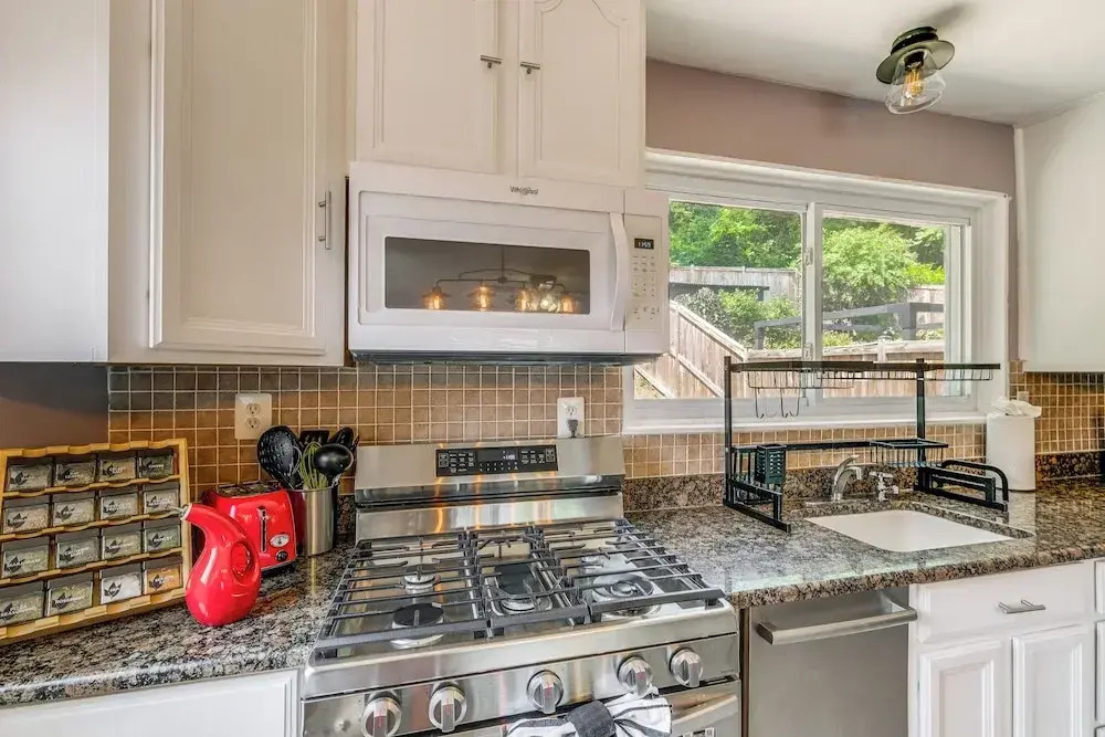 Arlington Townhome w/ Furnished Patio!