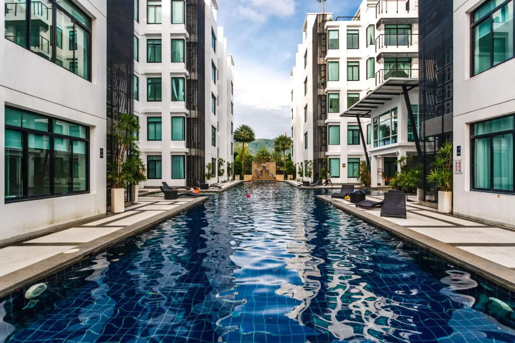 High floor 3 bdr apartment with pool and gym