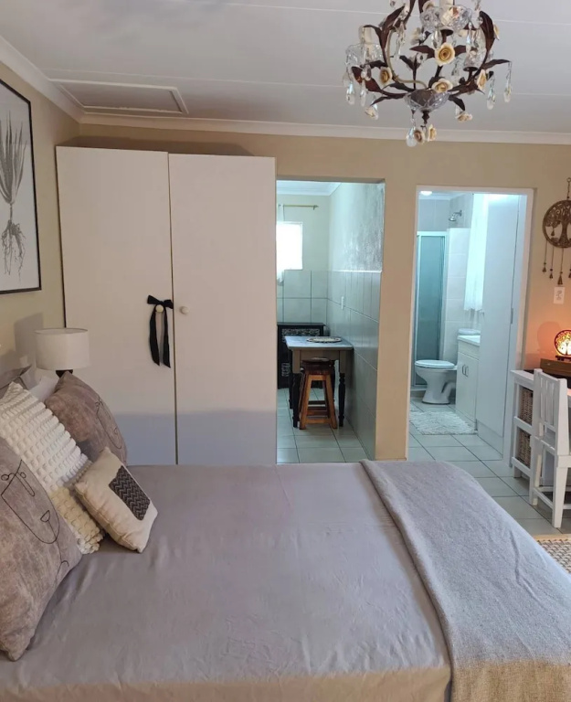 Private Cottage, Sleeps 2, Perfect for Work & Play