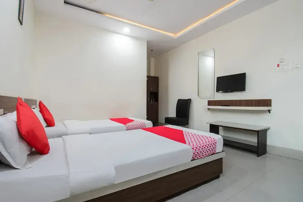 Oyo 44287 Hotel Aarav Plaza