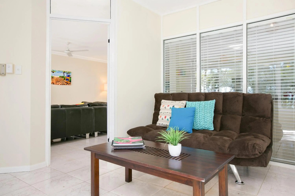 The Beach House 3BR Waterfront Apartment, Own WIFI