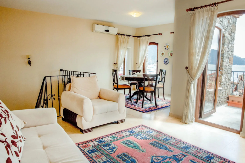 Metis Stone Home