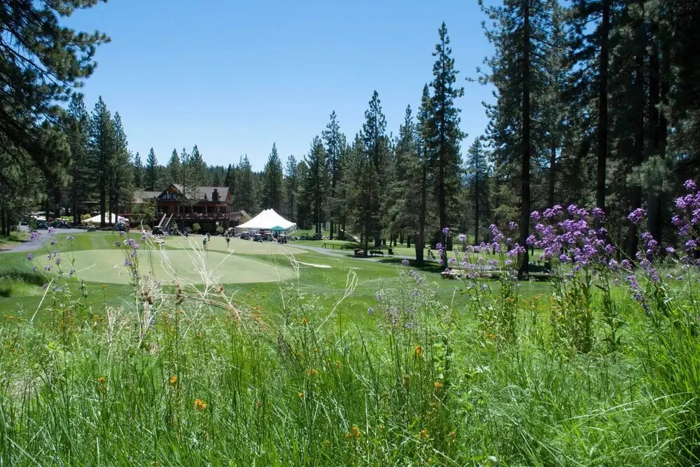 5 Mi to Donner Lake: Cabin w/ Deck + Pool Access!