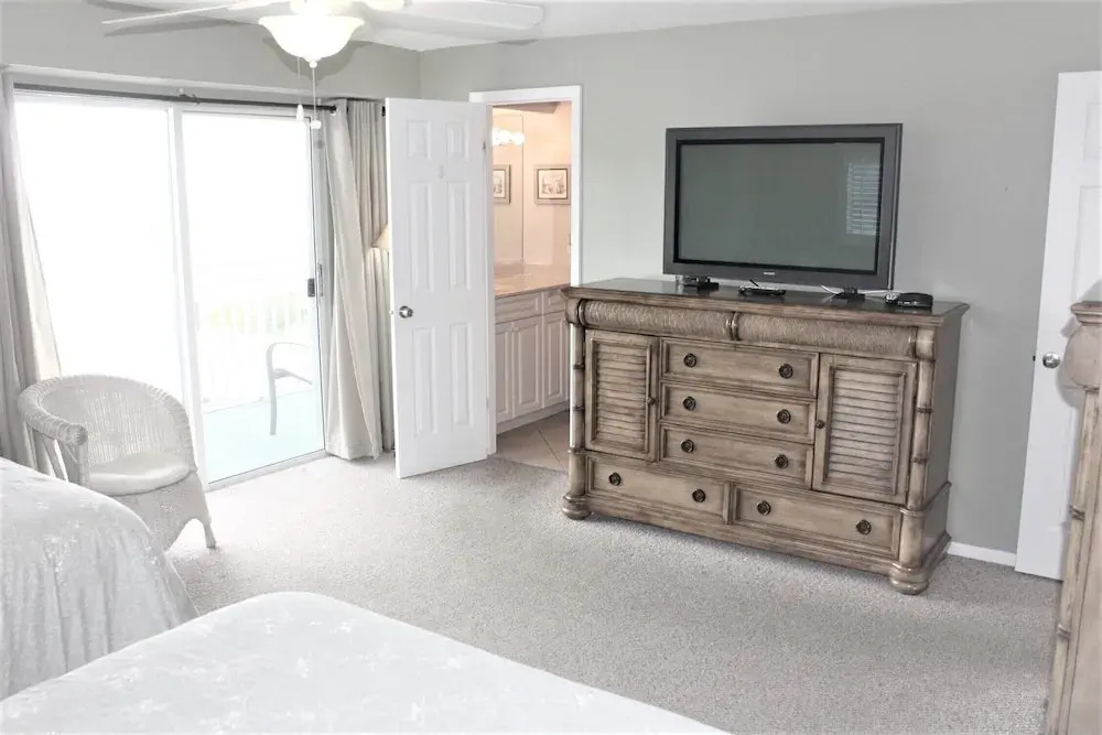 Jamaica Royale - 405 - 2 Br Condo